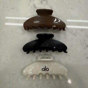 Alo + Emi Jay Claw Clips